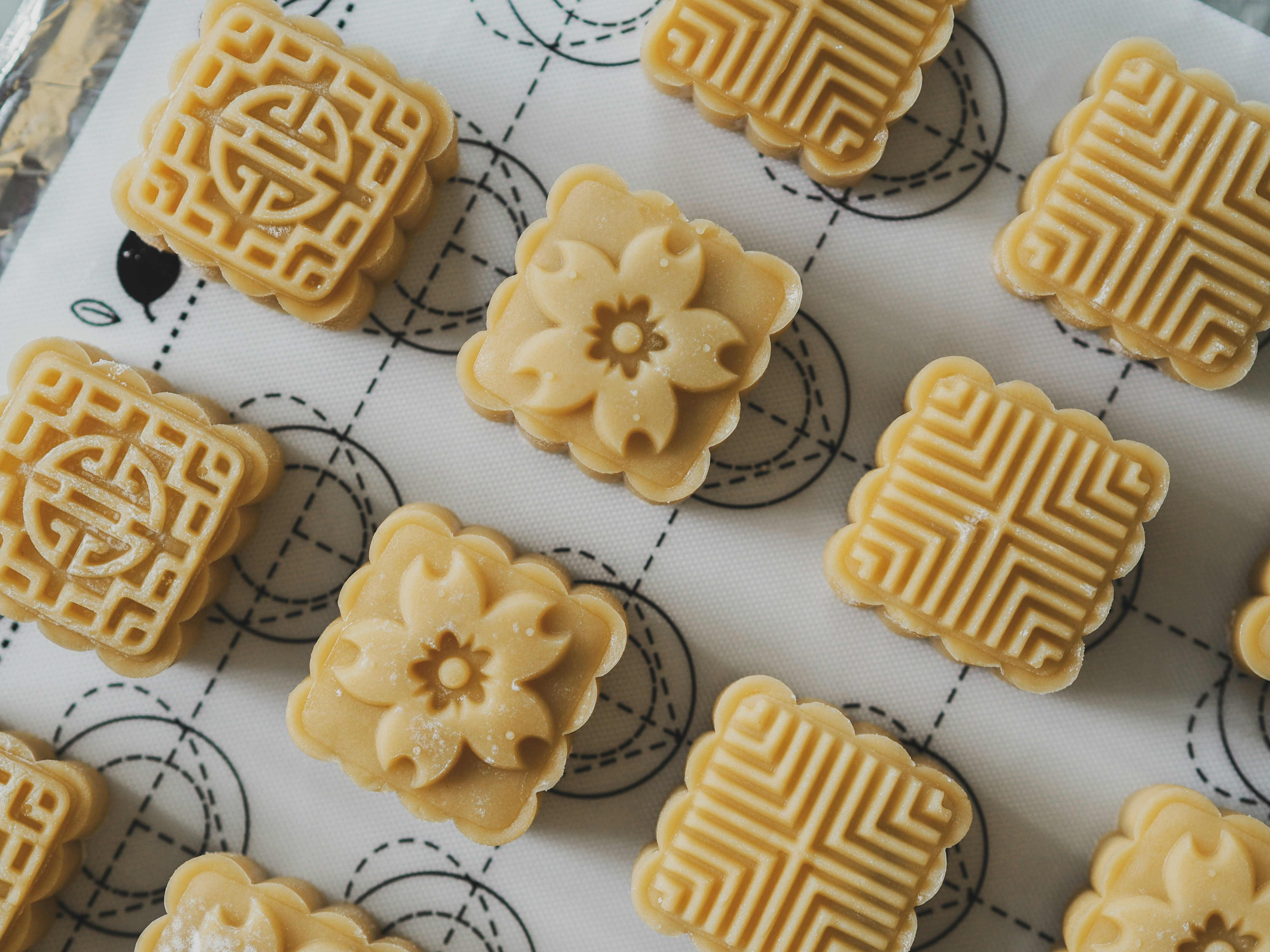 Mooncakes arranged in rows